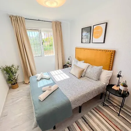 Playaquebrada & Pool Cozy Flat בנאלמדנה